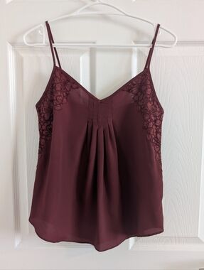Aritzia Talula Burgundy Lace Trim Camisole Pleated V-Neck Crepe Top Minimalist S